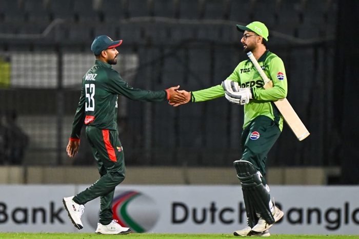 বাংলাদেশের বিপক্ষে হার মানতেই পারছেন না কামরান