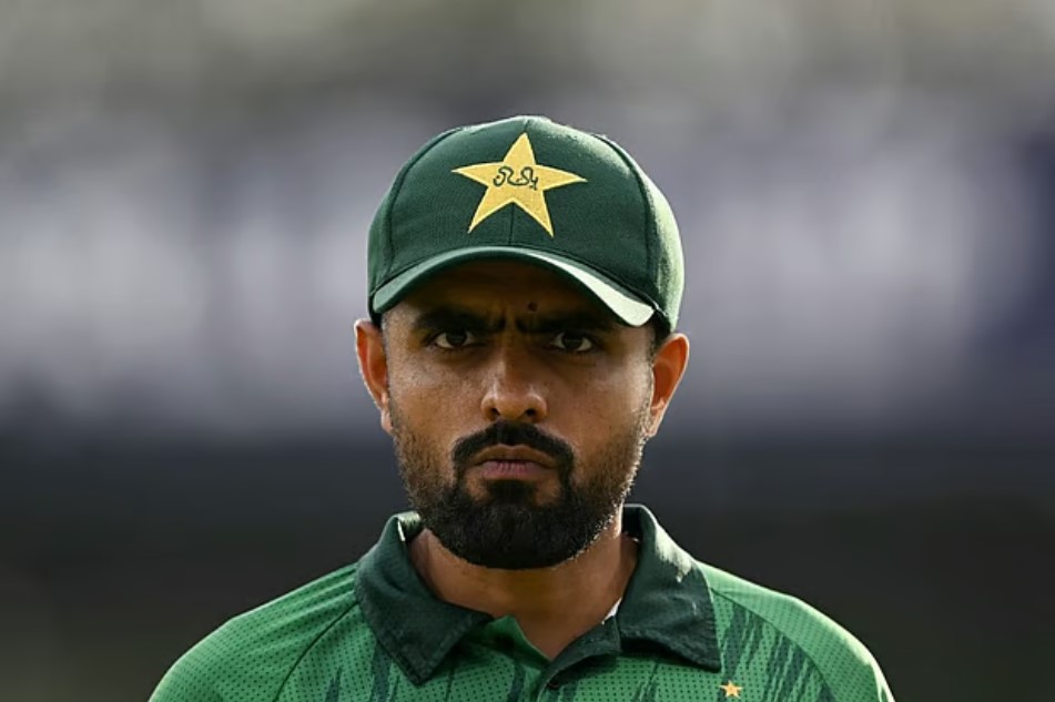 বাবরের মাথার ওপর থেকে বোঝা নামলো