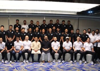 ঢাকার একটি হোটেলে জাতীয় দলের ফুটবলারদের সঙ্গে দেখা করেন যুব ও ক্রীড়া প্রতিমন্ত্রী আমিনুল হক। উপস্থিত ছিলেন বাফুফে সভাপতি তাবিথ আউয়াল।