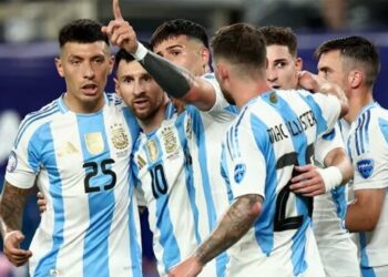 মেসির সঙ্গে আর্জেন্টিনার জাতীয় ফুটবল দলের সতীর্থরা