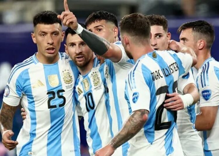 মেসির সঙ্গে আর্জেন্টিনার জাতীয় ফুটবল দলের সতীর্থরা