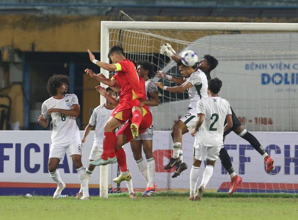 বাংলাদেশের বিপক্ষে ভিয়েতনামের একটি আক্রমণ।