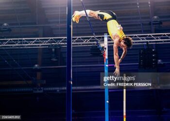 মন্ডো ক্লাসিক পোল ভল্ট প্রতিযোগিতায় ৬.৩১ লাফিয়ে নতুন বিশ্ব রেকর্ড গড়েন আরমান্ড ডুপ্ল্যান্টিস। (ছবি: গেটি ইমেজেস)