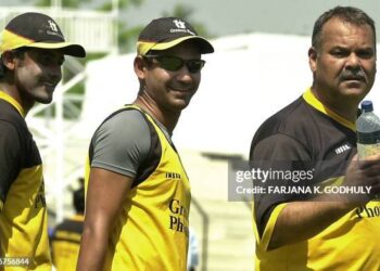 ২০০৬ সালের ১৯শে মার্চ খুলনার বীরশ্রেষ্ঠ মতিউর রহমান স্টেডিয়ামে বাংলাদেশ ও কেনিয়ার মধ্যকার দ্বিতীয় ওডিআই ম্যাচের আগে নেট অনুশীলনের সময় বাংলাদেশের ক্রিকেট কোচ ডেভ হোয়াটমোর (ডান), অধিনায়ক হাবিবুল বাশার (মাঝখানে) এবং ক্রিকেটার শাহরিয়ার নাফিস (বাম)। (ছবি: গেটি ইমেজেস)