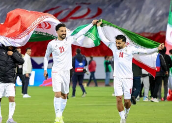 ইরানের পতাকা হাতে খেলোয়াড়রা