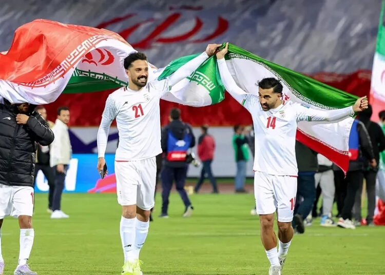 ইরানের পতাকা হাতে খেলোয়াড়রা