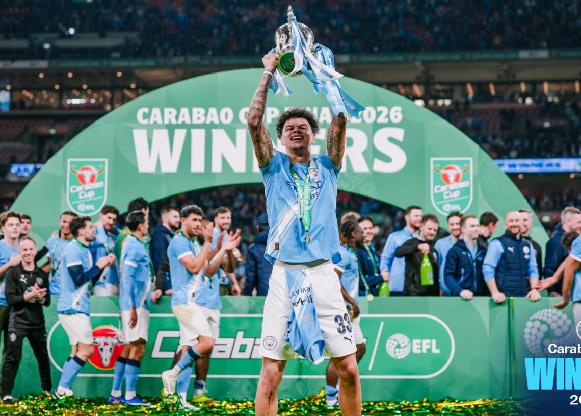 কারাবাও কাপ হাতে ম্যানচেস্টার সিটির খেলোয়াড়রা