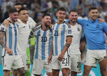 জাতীয় দলের জার্সিতে সতীর্থদের সঙ্গে মেসি