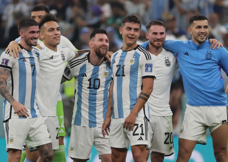 জাতীয় দলের জার্সিতে সতীর্থদের সঙ্গে মেসি