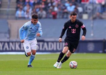 বল নিয়ে এগিয়ে যাচ্ছেন মেসি