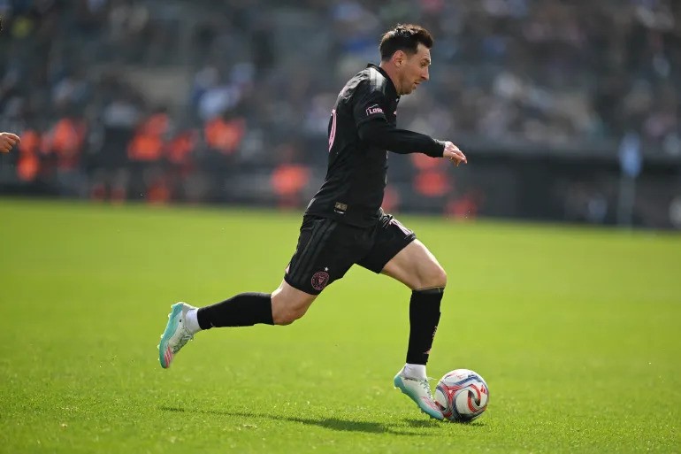 রোনালদো ও মেসি ভক্তদের হাজারতম গোলের উম্মাদনা