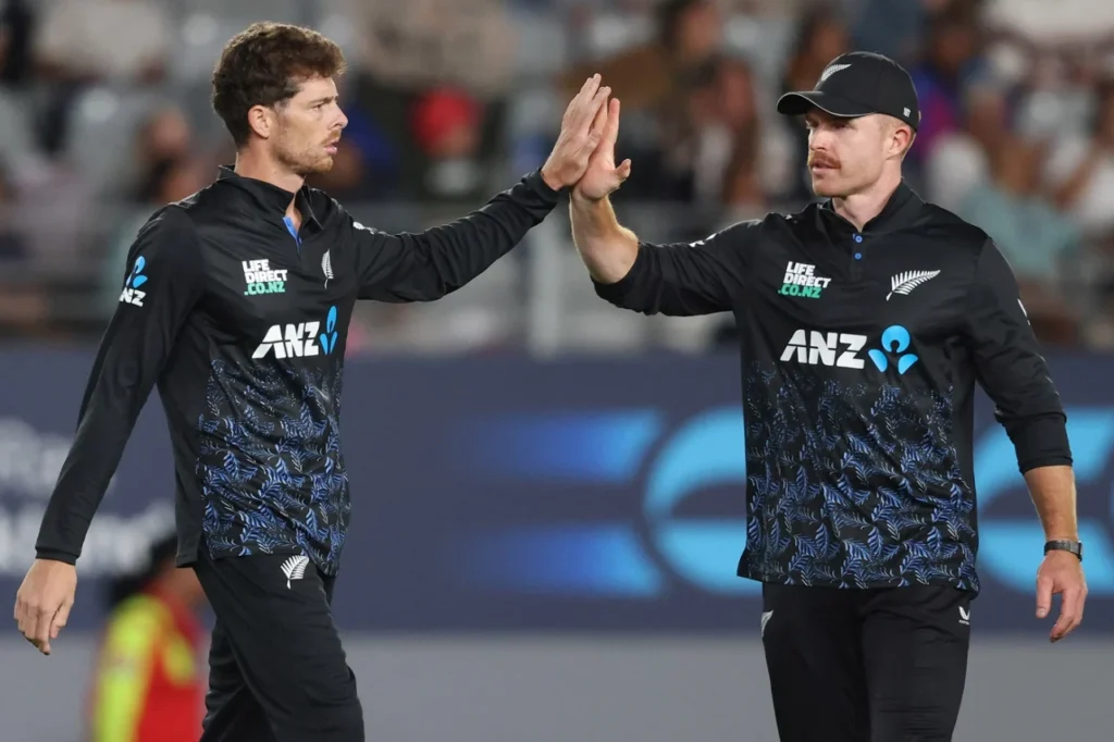 উইকেট পাওয়ার আনন্দ ভাগাভাগি করছেন মিচেল স্যান্টনার।