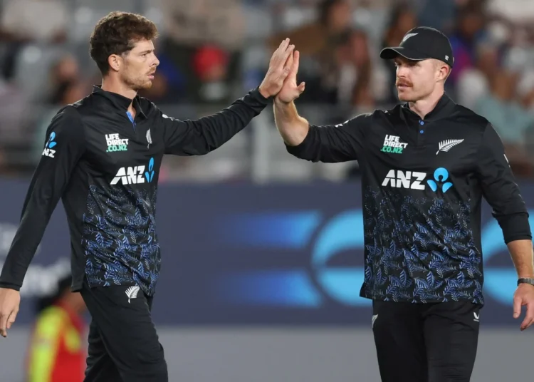 উইকেট পাওয়ার আনন্দ ভাগাভাগি করছেন মিচেল স্যান্টনার।