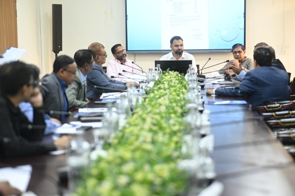 যুব ও ক্রীড়া মন্ত্রণালয়ের সভাকক্ষে, সারাদেশের শহর ও গ্রাম অঞ্চলে খেলার মাঠ নির্ধারণ, উন্নয়ন ও বাস্তবায়নের লক্ষ্যে গঠিত কেন্দ্রীয় কমিটির প্রথম সভা