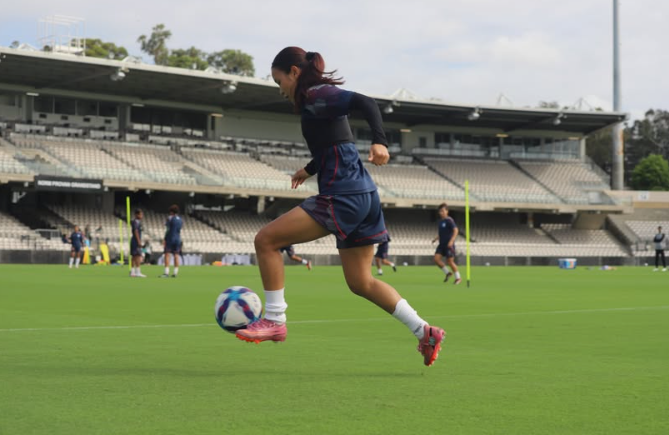 অনুশীলনে বাংলাদেশ নারী ফুটবলার ঋতু পর্ণা চাকমা।