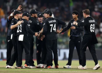 অপ্রতিরোধ্য দক্ষিণ আফ্রিকাকে বিধ্বস্ত করে ফাইনালে নিউজিল্যান্ড