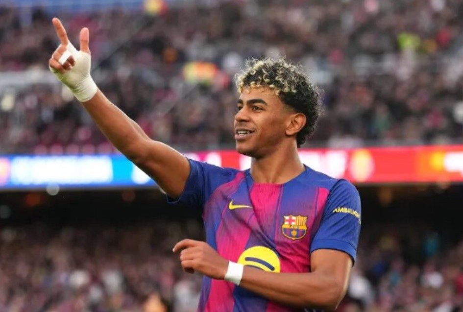 ইয়ামালের হ্যাটট্রিকে শীর্ষস্থান ফিরে পেল বার্সেলোনা