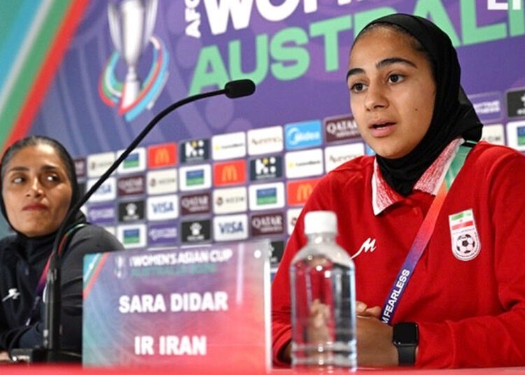 অস্ট্রেলিয়ায় কাঁদছেন ইরানের নারী ফুটবলাররা