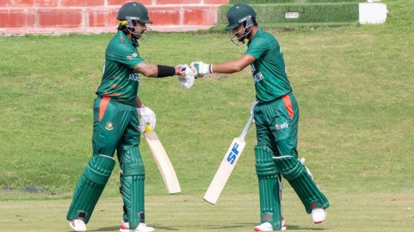 জাতীয় দলের বিপক্ষে বিসিএল অল স্টারস দলের নেতৃত্বে আকবর।