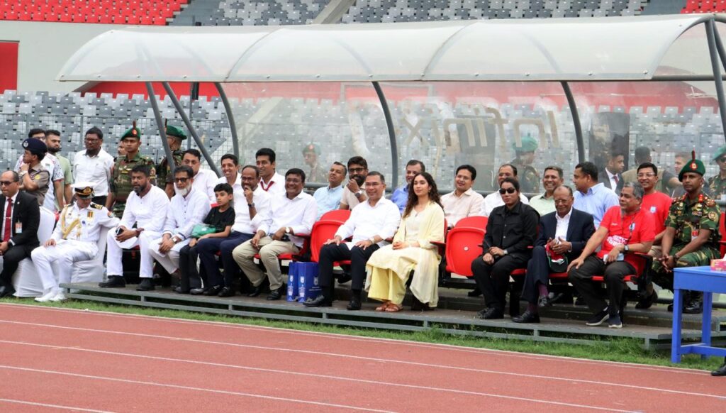 ডাগ আউটে বসে খেলা উপভোগ করেন প্রধানমন্ত্রী তারেক রহমান।