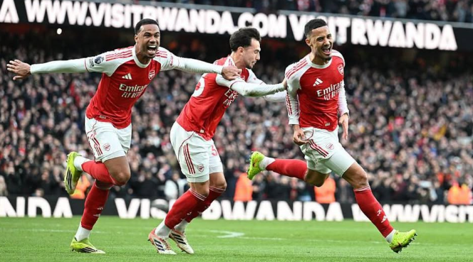 দশ জনের চেলসিকে হারিয়ে শীর্ষেই থাকলো আর্সেনাল