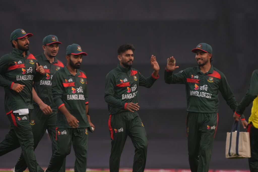 সমতায় ফিরল পাকিস্তান- বাংলাদেশও ১১৪ রানে অলআউট