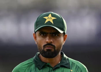 বাবরের মাথার ওপর থেকে বোঝা নামলো