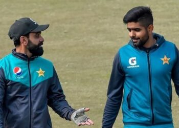 বাবরের বিকল্প কারা জানালেন হাফিজ