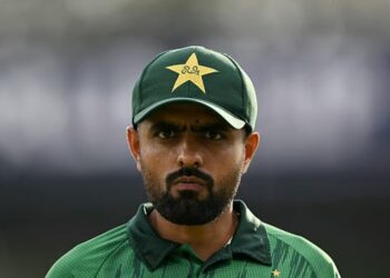 বাবরের মাথার ওপর থেকে বোঝা নামলো