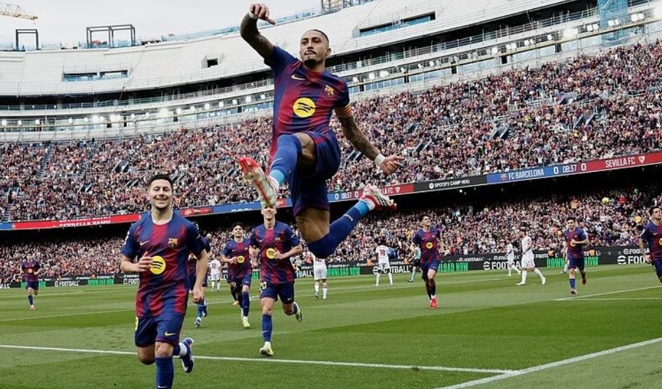 
রাফিনহার হ্যাটট্রিকে বার্সেলোনার দারুণ প্রতিশোধ