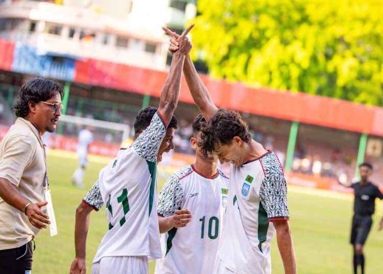 ২৪ মার্চ পাকিস্তানের বিপক্ষে গোলের পর সতীর্থ মুরশেদ আলীর সাথে উদযাপন করছেন রোনান সুলিভান।