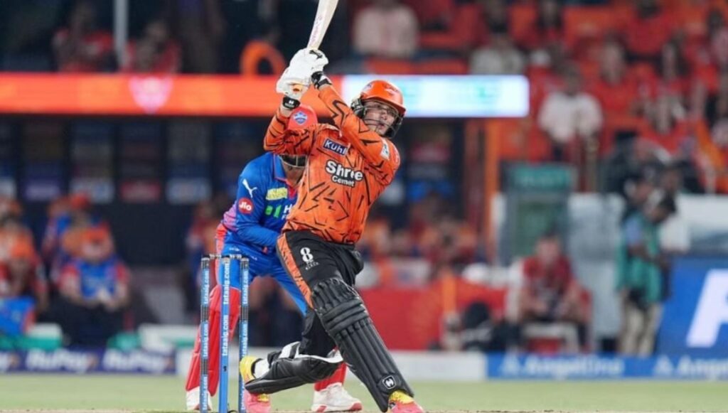 অভিষেকের শতকে হায়দরাবাদ হারাল দিল্লিকে