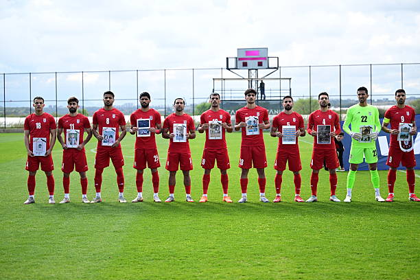 গত ৩১ মার্চ তুরস্কের আনাতোলিয়ার টাইটানিক মারদান প্যালেস স্পোর্টস কমপ্লেক্সে ফিফা সভাপতি জিয়ান্নি ইনফান্তিনোর উপস্থিতিতে কোস্টারিকার বিপক্ষে একটি প্রীতি ম্যাচপূর্ব অনুষ্ঠানে ইরান জাতীয় ফুটবল দলের খেলোয়াড়রা যুদ্ধে নিহত শিশুদের পাশাপাশি ক্ষতিগ্রস্ত হাসপাতাল এবং ঐতিহাসিক ভবনগুলোর ছবি হাতে (ছবি: গেটি ইমেজেস)