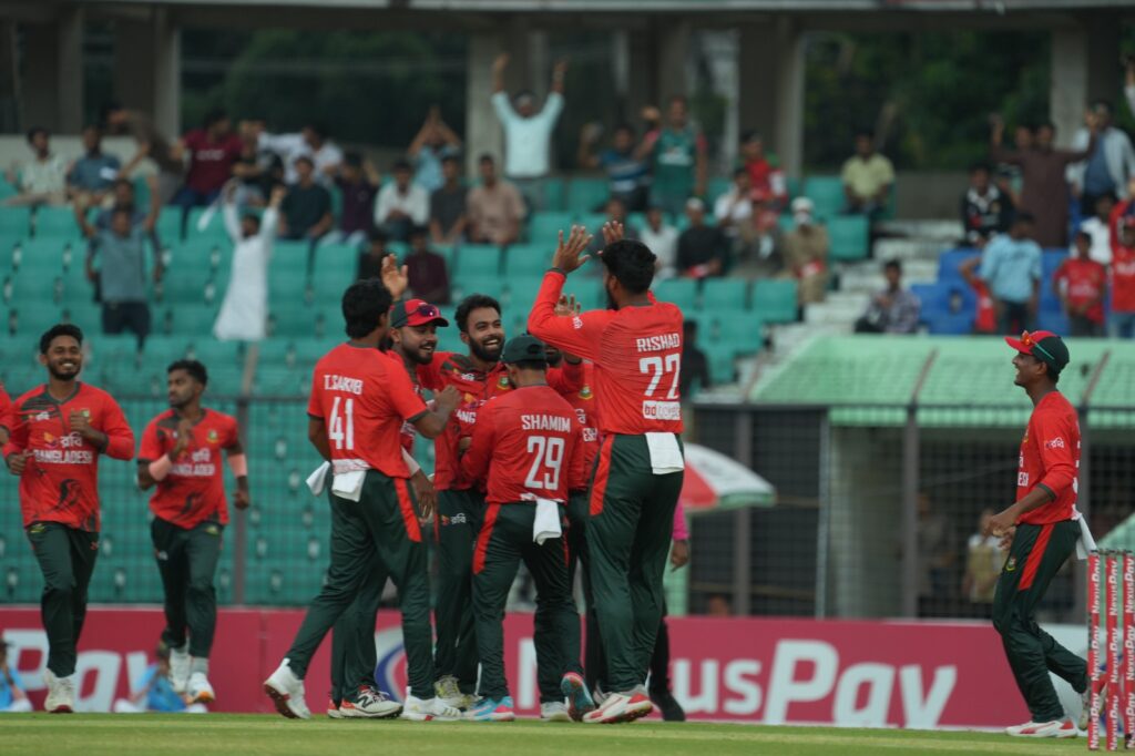 ১০ ওভারে নিউজিল্যান্ডের সংগ্রহ ১০০/২