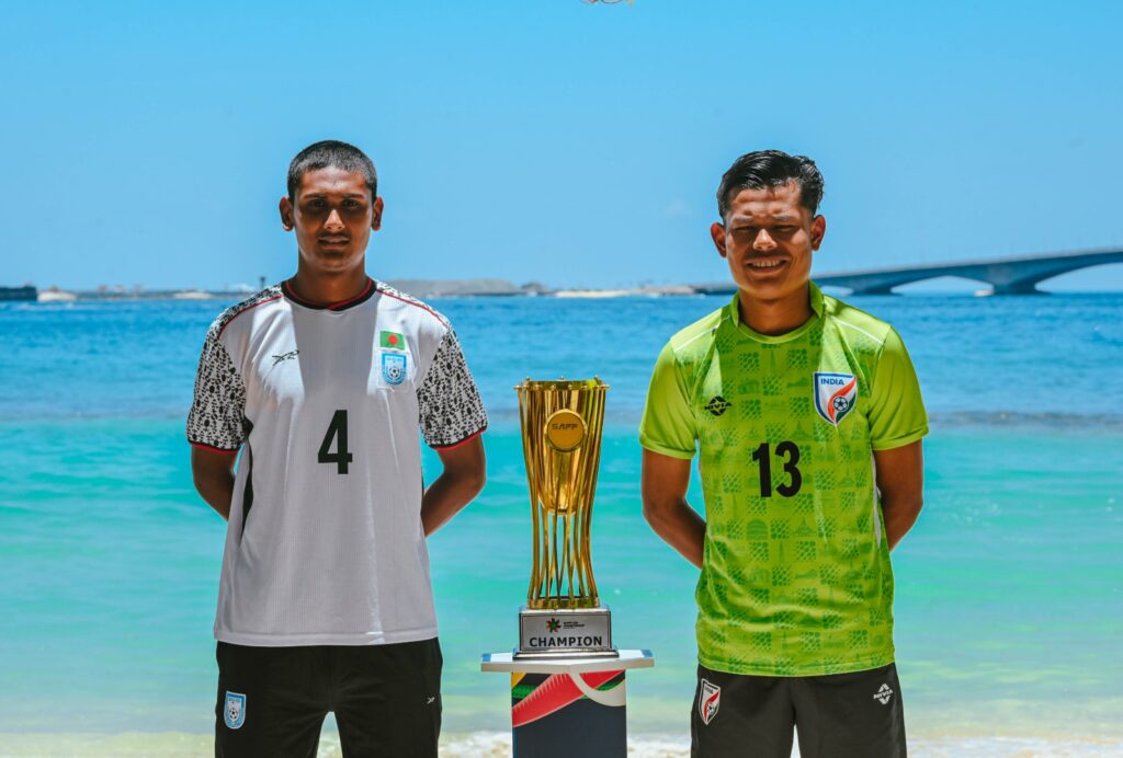 ট্রফি নিয়ে বাংলাদেশ ও ভারতীয় অধিনায়কের ফটোসেশন।