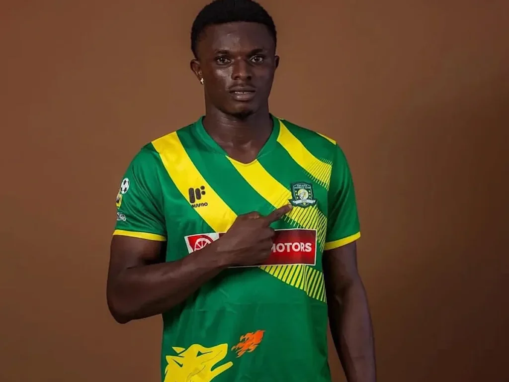 ফুটবলারবাহী বাস ডাকাতদের কবলে পড়ে, আর সেই হামলায় প্রাণ হারিয়েছেন মাত্র ২০ বছর বয়সী তরুণ ফুটবলার ডমিনিক ফ্রিমপং। মর্মান্তিক এই ঘটনায় শোকের