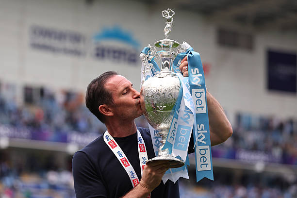 চ্যাম্পিয়নশিপ ট্রফি হাতে কভেন্ট্রি সিটির ম্যানেজার ফ্র্যাঙ্ক ল্যাম্পার্ড। (ছবি: গেটি ইমেজেস)