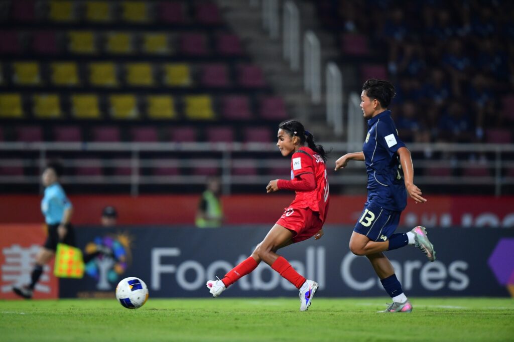 এএফসি অনূর্ধ্ব-২০ নারী এশিয়ান কাপে থাইল্যান্ডের বিপক্ষে ২-০ গোলে এগিয়ে গিয়েও শেষ পর্যন্ত ৩-২ গোলের পরাজয় নিয়ে মাঠ ছাড়ে বাংলাদেশ।