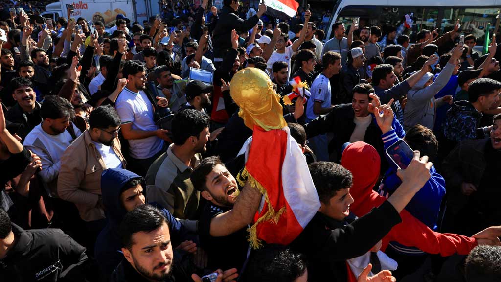 অনেক নাটক আর রোমাঞ্চের পর চূড়ান্ত হয়েছে ফিফা বিশ্বকাপ ২০২৬ এর ৪৮ দল। বিশ্বকাপ বাছাইয়ের দীর্ঘ প্রক্রিয়ায় শেষ দিনটিতেও ছিল প্রাপ্তি আর ব্যর্থতার নানা গল্প। একদিকে স্বপ্ন পূরণের উচ্ছ্বাসে উড়েছে কোনো দল, অন্য দিকে স্বপ্নভঙ্গের বেদানায় পুড়েছে কেউ। এসবের মধ্য দিয়েই চূড়ান্ত হয়েছে এবারের বিশ্বকাপের ৪৮ দল। শেষ দিকে শেষ ধাপ পেরিয়েছে ৬টি দল। বিশ্বকাপ বাছাইয়ে সবশেষ গ্রুপ পর্বে ৬ ম্যাচের ৪টিতে হেরে ২টি ড্র করে স্রেফ ২ পয়েন্ট নিয়ে গ্রুপের তলানিতে ছিল সুইডেন। তবু বাছাইয়ের প্লে-অফে জায়গা করে নিয়েছিল তারা নেশন্স লিগের পারফরম্যান্সে। সেই দলটিই বাছাইয়ের শেষ ধাপে পোল্যান্ডকে ৩-২ গোলে হারিয়ে জায়গা করে নিয়েছে বিশ্বকাপে। অথচ পরাশক্তি ইতালি ডুবে গেছে আগের দুই বিশ্বকাপের হতাশার স্রোতেই। চারবারের বিশ্ব চ্যাম্পিয়নরা বিশ্বকাপেই খেলতে পারছে না টানা তৃতীয়বার। আগামী ১১ জুন যুক্তরাষ্ট্র, মেক্সিকো ও কানাডায় যৌথভাবে অনুষ্ঠেয় টুর্নামেন্ট শুরু। এক নজরে দেখে নেওয়া যাক এবারের বিশ্বকাপের ৪৮ দল ও বিশ্ব আসরে তাদের সেরা পারফরম্যান্স: ১. কানাডা স্বাগতিক হিসেবে সরাসরি। বিশ্বকাপে সেরা পারফরম্যান্স: গ্রুপ পর্ব, ১৯৮৬ ও ২০২২ আসরে। ২. মেক্সিকো স্বাগতিক হিসেবে সরাসরি। বিশ্বকাপে সেরা পারফরম্যান্স: কোয়ার্টার-ফাইনাল, ১৯৭০ ও ১৯৮৬ আসরে। ৩. যুক্তরাষ্ট্র স্বাগতিক হিসেবে সরাসরি। বিশ্বকাপে সেরা পারফরম্যান্স: তৃতীয়, ১৯৩০ আসরে। ৪. জাপান বিশ্বকাপ চূড়ান্ত করার তারিখ : ২০ মার্চ ২০২৫ বিশ্বকাপে সেরা পারফরম্যান্স : শেষ ষোলো, ২০০২, ২০১০, ২০১৮ ও ২০২২ আসরে। ৫. নিউজিল্যান্ড বিশ্বকাপ চূড়ান্ত করার তারিখ : ২৪ মার্চ ২০২৫ বিশ্বকাপে সেরা পারফরম্যান্স : গ্রুপ পর্ব, ১৯৮২, ২০১০ আসরে ৬. ইরান বিশ্বকাপ চূড়ান্ত করার তারিখ : ২৫ মার্চ ২০২৫ বিশ্বকাপে সেরা পারফরম্যান্স : গ্রুপ পর্ব, ১৯৭৮, ১৯৯৮, ২০০৬,২০১৪, ২০১৮, ২০২২ আসরে ৭. আর্জেন্টিনা বিশ্বকাপ চূড়ান্ত করার তারিখ : ২৫ মার্চ ২০২৫ বিশ্বকাপে সেরা পারফরম্যান্স : চ্যাম্পিয়ন, ১৯৭৮, ১৯৮৬ ও ২০২২ আসরে ৮. উজবেকিস্তান বিশ্বকাপ চূড়ান্ত করার তারিখ : ৫ জুন ২০২৫ বিশ্বকাপে সেরা পারফরম্যান্স : এবারই প্রথম ৯. দক্ষিণ কোরিয়া বিশ্বকাপ চূড়ান্ত করার তারিখ : ৫ জুন ২০২৫ বিশ্বকাপে সেরা পারফরম্যান্স : চতুর্থ স্থান, ২০০২ আসরে। ১০. জর্ডান বিশ্বকাপ চূড়ান্ত করার তারিখ : ৫ জুন ২০২৫ বিশ্বকাপে সেরা পারফরম্যান্স : এবারই প্রথম ১১. অস্ট্রেলিয়া বিশ্বকাপ চূড়ান্ত করার তারিখ : ১০ জুন ২০২৫ বিশ্বকাপে সেরা পারফরম্যান্স : শেষ ষোলো, ২০০৬ ও ২০২২ আসরে ১২. ব্রাজিল বিশ্বকাপ চূড়ান্ত করার তারিখ : ১০ জুন ২০২৫ বিশ্বকাপে সেরা পারফরম্যান্স : চ্যাম্পিয়ন, ১৯৫৮, ১৯৬২, ১৯৭০, ১৯৯৪ ও ২০০২ আসরে ১৩. একুয়েডর বিশ্বকাপ চূড়ান্ত করার তারিখ : ১০ জুন ২০২৫ বিশ্বকাপে সেরা পারফরম্যান্স : শেষ ষোলো, ২০০৬ আসরে ১৪. উরুগুয়ে বিশ্বকাপ চূড়ান্ত করার তারিখ : ৪ সেপ্টেম্বর ২০২৫ বিশ্বকাপে সেরা পারফরম্যান্স : চ্যাম্পিয়ন, ১৯৩০ ও ১৯৫০ আসরে ১৫. কলম্বিয়া বিশ্বকাপ চূড়ান্ত করার তারিখ : ৪ সেপ্টেম্বর ২০২৫ বিশ্বকাপে সেরা পারফরম্যান্স : কোয়ার্টার-ফাইনাল, ২০১৪ আসরে ১৬. প্যারাগুয়ে বিশ্বকাপ চূড়ান্ত করার তারিখ : ৪ সেপ্টেম্বর ২০২৫ বিশ্বকাপে সেরা পারফরম্যান্স : কোয়ার্টার-ফাইনাল, ২০১০ আসরে ১৭. মরক্কো বিশ্বকাপ চূড়ান্ত করার তারিখ : ৫ সেপ্টেম্বর ২০২৫ বিশ্বকাপে সেরা পারফরম্যান্স : চতুর্থ স্থান, ২০২২ আসরে ১৮. তিউনিসিয়া বিশ্বকাপ চূড়ান্ত করার তারিখ : ৮ সেপ্টেম্বর ২০২৫ বিশ্বকাপে সেরা পারফরম্যান্স : গ্রুপ পর্ব, ১৯৭৮, ১৯৯৮, ২০০২, ২০০৬, ২০১৮, ২০২২ আসরে ১৯. মিশর বিশ্বকাপ চূড়ান্ত করার তারিখ : ৮ অক্টোবর ২০২৫ বিশ্বকাপে সেরা পারফরম্যান্স : শেষ ষোলো, ১৯৩৪ আসরে ২০. আলজেরিয়া বিশ্বকাপ চূড়ান্ত করার তারিখ : ৯ অক্টোবর ২০২৫ বিশ্বকাপে সেরা পারফরম্যান্স : শেষ ষোলো, ২০১৪ আসরে ২১. ঘানা বিশ্বকাপ চূড়ান্ত করার তারিখ : ১২ অক্টোবর ২০২৫ বিশ্বকাপে সেরা পারফরম্যান্স : কোয়ার্টার-ফাইনাল, ২০১০ আসরে ২২. কেপ ভার্দ’ বিশ্বকাপ চূড়ান্ত করার তারিখ : ১৩ অক্টোবর ২০২৫ বিশ্বকাপে সেরা পারফরম্যান্স : এবারই প্রথম ২৩. দক্ষিণ আফ্রিকা বিশ্বকাপ চূড়ান্ত করার তারিখ : ১৪ অক্টোবর ২০২৫ বিশ্বকাপে সেরা পারফরম্যান্স : গ্রুপ পর্ব, ১৯৯৮, ২০০২ ও ২০১০ আসরে ২৪. কাতার বিশ্বকাপ চূড়ান্ত করার তারিখ : ১৪ অক্টোবর ২০২৫ বিশ্বকাপে সেরা পারফরম্যান্স : গ্রুপ পর্ব, ২০২২ আসরে ২৫. ইংল্যান্ড বিশ্বকাপ চূড়ান্ত করার তারিখ : ১৪ অক্টোবর ২০২৫ বিশ্বকাপে সেরা পারফরম্যান্স : চ্যাম্পিয়ন, ১৯৬৬ আসরে ২৬. সৌদি আরব বিশ্বকাপ চূড়ান্ত করার তারিখ : ১৪ অক্টোবর ২০২৫ বিশ্বকাপে সেরা পারফরম্যান্স : শেষ ষোলো, ১৯৯৪ আসরে ২৭. কোত দি ভোয়া বিশ্বকাপ চূড়ান্ত করার তারিখ : ১৪ অক্টোবর ২০২৫ বিশ্বকাপে সেরা পারফরম্যান্স : গ্রুপ পর্ব, ২০০৬, ২০১০, ২০১৪ আসরে ২৮. সেনেগাল বিশ্বকাপ চূড়ান্ত করার তারিখ : ১৪ অক্টোবর ২০২৫ বিশ্বকাপে সেরা পারফরম্যান্স : কোয়ার্টার-ফাইনাল, ২০০২ আসরে ২৯. ফ্রান্স বিশ্বকাপ চূড়ান্ত করার তারিখ : ১৩ নভেম্বর ২০২৫ বিশ্বকাপে সেরা পারফরম্যান্স : চ্যাম্পিয়ন, ১৯৯৮ ও ২০১৮ আসরে ৩০. ক্রোয়েশিয়া বিশ্বকাপ চূড়ান্ত করার তারিখ : ১৪ নভেম্বর ২০২৫ বিশ্বকাপে সেরা পারফরম্যান্স : রানার্স আপ, ২০১৮ আসরে ৩১. পর্তুগাল বিশ্বকাপ চূড়ান্ত করার তারিখ : ১৬ নভেম্বর ২০২৫ বিশ্বকাপে সেরা পারফরম্যান্স : তৃতীয় স্থান, ১৯৬৬ আসরে ৩২. নরওয়ে বিশ্বকাপ চূড়ান্ত করার তারিখ : ১৬ নভেম্বর ২০২৫ বিশ্বকাপে সেরা পারফরম্যান্স : শেষ ষোলো, ১৯৩৮ ও ১৯৯৮ আসরে ৩৩. জার্মানি বিশ্বকাপ চূড়ান্ত করার তারিখ : ১৭ নভেম্বর ২০২৫ বিশ্বকাপে সেরা পারফরম্যান্স : চ্যাম্পিয়ন, ১৯৫৪, ১৯৭৪, ১৯৯০ ও ২০১৪ আসরে ৩৪. নেদারল্যান্ডস বিশ্বকাপ চূড়ান্ত করার তারিখ : ১৭ নভেম্বর ২০২৫ বিশ্বকাপে সেরা পারফরম্যান্স : রানার্স আপ, ১৯৭৪, ১৯৭৮, ২০১০ আসরে ৩৫. বেলজিয়াম বিশ্বকাপ চূড়ান্ত করার তারিখ : ১৮ নভেম্বর ২০২৫ বিশ্বকাপে সেরা পারফরম্যান্স : তৃতীয় স্থান, ২০১৮ আসরে ৩৬. অস্ট্রিয়া বিশ্বকাপ চূড়ান্ত করার তারিখ : ১৮ নভেম্বর ২০২৫ বিশ্বকাপে সেরা পারফরম্যান্স : তৃতীয় স্থান, ১৯৫৪ আসরে ৩৭. সুইজারল্যান্ড বিশ্বকাপ চূড়ান্ত করার তারিখ : ১৮ নভেম্বর ২০২৫ বিশ্বকাপে সেরা পারফরম্যান্স : কোয়ার্টার-ফাইনাল, ১৯৩৪, ১৯৩৮ ও ১৯৫৪ আসরে ৩৮. স্পেন বিশ্বকাপ চূড়ান্ত করার তারিখ : ১৮ নভেম্বর ২০২৫ বিশ্বকাপে সেরা পারফরম্যান্স : চ্যাম্পিয়ন, ২০১০ আসরে ৩৯. স্কটল্যান্ড বিশ্বকাপ চূড়ান্ত করার তারিখ : ১৮ নভেম্বর ২০২৫ বিশ্বকাপে সেরা পারফরম্যান্স : গ্রুপ পর্ব, ১৯৫৪, ১৯৫৮, ১৯৭৪, ১৯৭৮, ১৯৮২, ১৯৮৬, ১৯৯০, ১৯৯৮ আসরে ৪০. পানামা বিশ্বকাপ চূড়ান্ত করার তারিখ : ১৯ নভেম্বর ২০২৫ বিশ্বকাপে সেরা পারফরম্যান্স : গ্রুপ পর্ব, ২০১৮ আসরে ৪১. হাইতি বিশ্বকাপ চূড়ান্ত করার তারিখ : ১৯ নভেম্বর ২০২৫ বিশ্বকাপে সেরা পারফরম্যান্স : গ্রুপ পর্ব, ১৯৭৪ আসরে ৪২. কুরাসাও বিশ্বকাপ চূড়ান্ত করার তারিখ : ১৯ নভেম্বর ২০২৫ বিশ্বকাপে সেরা পারফরম্যান্স : এবারই প্রথম ৪৩. সুইডেন বিশ্বকাপ চূড়ান্ত করার তারিখ : ৩১ মার্চ ২০২৬ বিশ্বকাপে সেরা পারফরম্যান্স : রানার্স আপ, ১৯৫৮ আসরে ৪৪. তুরস্ক বিশ্বকাপ চূড়ান্ত করার তারিখ : ৩১ মার্চ ২০২৫ বিশ্বকাপে সেরা পারফরম্যান্স : তৃতীয় স্থান, ২০০২ ৪৫. চেক প্রজাতন্ত্র বিশ্বকাপ চূড়ান্ত করার তারিখ : ৩১ মার্চ ২০২৫ বিশ্বকাপে সেরা পারফরম্যান্স : রানার্স আপ, ১৯৩৪ ও ১৯৬২ আসরে ৪৬. বসনিয়া ও হার্জেগোভিনা বিশ্বকাপ চূড়ান্ত করার তারিখ : ৩১ মার্চ ২০২৫ বিশ্বকাপে সেরা পারফরম্যান্স : গ্রুপ পর্ব, ২০১৪ আসরে ৪৭. ডিআর কঙ্গো বিশ্বকাপ চূড়ান্ত করার তারিখ : ৩১ মার্চ ২০২৫ বিশ্বকাপে সেরা পারফরম্যান্স : গ্রুপ পর্ব, ১৯৭৪ আসরে ৪৮. ইরাক বিশ্বকাপ চূড়ান্ত করার তারিখ : ৩১ মার্চ ২০২৫ বিশ্বকাপে সেরা পারফরম্যান্স : গ্রুপ পর্ব, ১৯৮৬ আসরে বিশ্বকাপে কোন গ্রুপে কোন দল: গ্রুপ ‘এ’ : মেক্সিকো, দক্ষিণ আফ্রিকা, দক্ষিণ কোরিয়া, চেক প্রজাতন্ত্র গ্রুপ ‘বি’ : কানাডা, বসনিয়া ও হার্জেগোভিনা, কাতার, সুইজারল্যান্ড গ্রুপ ‘সি’ : ব্রাজিল, মরক্কো, হাইতি, স্কটল্যান্ড গ্রুপ ‘ডি’ : যুক্তরাষ্ট্র, প্যারাগুয়ে, অস্ট্রেলিয়া, তুরস্ক গ্রুপ ‘ই’ : জার্মানি, কুরাসাও, কোত দি ভোয়া, একুয়েডর গ্রুপ ‘এফ’ : নেদারল্যান্ড, জাপান, সুইডেন, তিউনিসিয়া গ্রুপ ‘জি’ : বেলজিয়াম, মিশর, ইরান, নিউ জিল্যান্ড গ্রুপ ‘এইচ’ : স্পেন, কেপ ভার্দ, সৌদি আরব, উরুগুয়ে গ্রুপ ‘আই’ : ফ্রান্স, সেনেগাল, ইরাক, নরওয়ে গ্রুপ ‘জে’ : আর্জেন্টিনা, আলজেরিয়া, অস্ট্রিয়া, জর্ডান গ্রুপ ‘কে’ : পর্তুগাল, ডিআর কঙ্গো, উজবেকিস্তান, কলম্বিয়া গ্রুপ ‘এল’ : ইংল্যান্ড, ক্রোয়েশিয়া, ঘানা, পানামা।