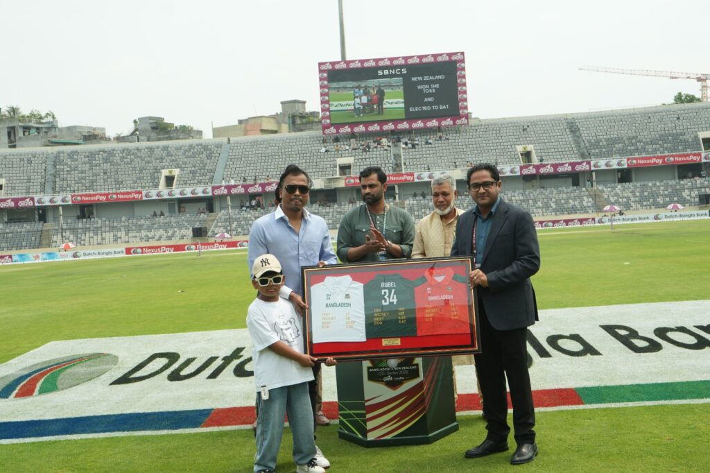 রুবেলের হাতে বিসিবির সম্মাননা স্মারক