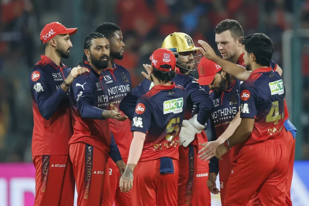 লখনউকে হারিয়ে বেঙ্গালুরু শীর্ষে