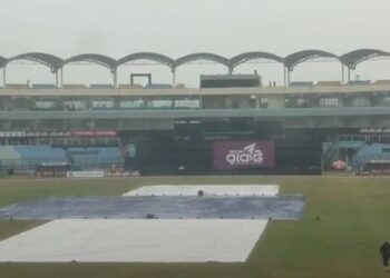 গতকাল মঙ্গলবার চট্টগ্রামে ভারী বৃষ্টি হয়েছে। দুপুরে ভারী বৃষ্টির ফলে বিভিন্ন নিম্নাঞ্চল তলিয়ে যায়। বৃষ্টির কারণে অনুশীলন করতে পারেনি বাংলাদেশ-নিউজিল্যান্ডের ক্রিকেটাররা। আজ একই মাঠে দুপুর ২টায় দ্বিতীয় টি-টোয়েন্টিতে মুখোমুখি হবে দুই দল। তবে আবহাওয়া অফিসের তথ্যমতে আজ চট্টগ্রামে বজ্রবিদ্যুৎসহ ভারী বৃষ্টির প্রবল সম্ভাবনা রয়েছে।