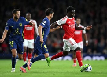 লিগ পর্যায়ের খেলায় আর্সেনাল ও আতলেতিকো মাদ্রিদের খেলোয়াড়দের বল দখলের লড়াই