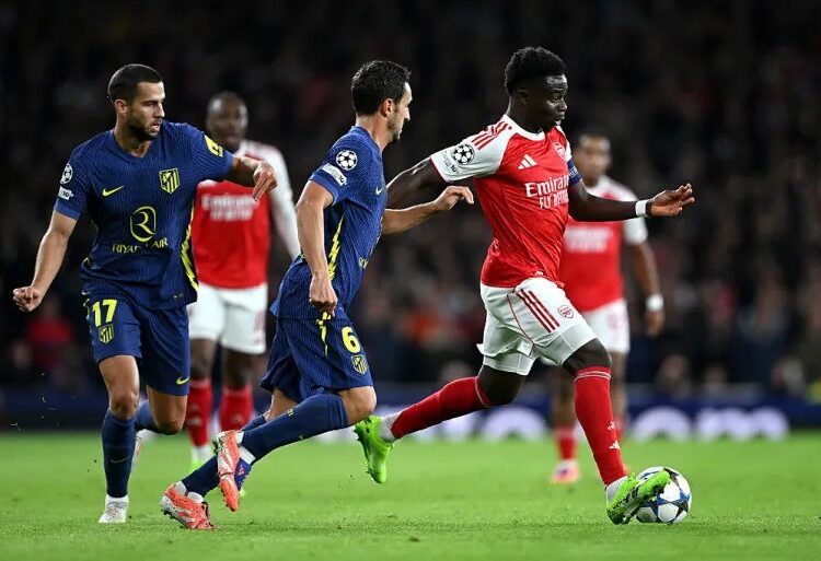 লিগ পর্যায়ের খেলায় আর্সেনাল ও আতলেতিকো মাদ্রিদের খেলোয়াড়দের বল দখলের লড়াই