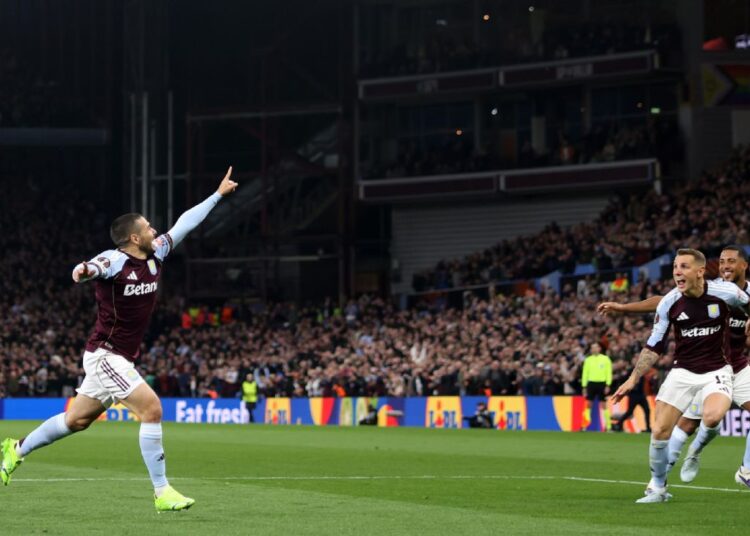 বোলোনিয়ার বিপক্ষে গোলের পর অ্যাস্টন ভিলার খেলোয়াড়দের উল্লাস