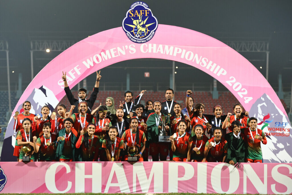 ৩০ অক্টোবর, ২০২৪ তারিখে কাঠমান্ডুর দশরথ স্টেডিয়ামে অনুষ্ঠিত সাফ মহিলা চ্যাম্পিয়নশিপের ট্রফি হাতে বাংলাদেশ দলের উল্লাস।