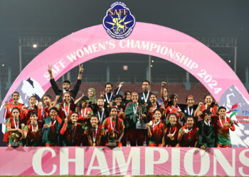 ৩০ অক্টোবর, ২০২৪ তারিখে কাঠমান্ডুর দশরথ স্টেডিয়ামে অনুষ্ঠিত সাফ মহিলা চ্যাম্পিয়নশিপের ট্রফি হাতে বাংলাদেশ দলের উল্লাস।