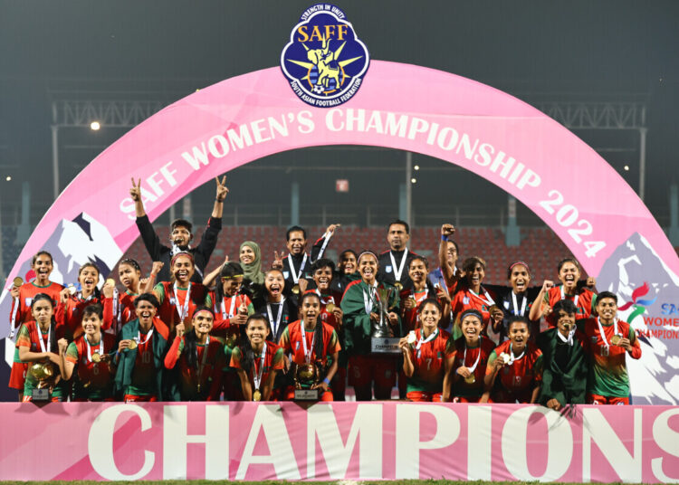 ৩০ অক্টোবর, ২০২৪ তারিখে কাঠমান্ডুর দশরথ স্টেডিয়ামে অনুষ্ঠিত সাফ মহিলা চ্যাম্পিয়নশিপের ট্রফি হাতে বাংলাদেশ দলের উল্লাস।