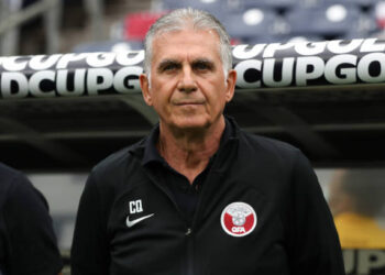 ২০২৩ সালের ২৫শে জুন টেক্সাসের হিউস্টনের এনআরজি স্টেডিয়ামে কনকাকাফ গোল্ড কাপে হাইতি ও কাতারের মধ্যকার ম্যাচ চলাকালীন কাতারের প্রধান কোচ কার্লোস কুইরোজকে দেখা যাচ্ছে। (ছবি: গেটি ইমেজেস)