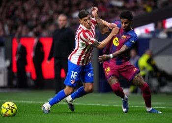 বল দখলের জন্য বার্সেলোনা ও আতলেতিকো মাদ্রিদের দুই খেলোয়াড়ের মাঝে লড়াই